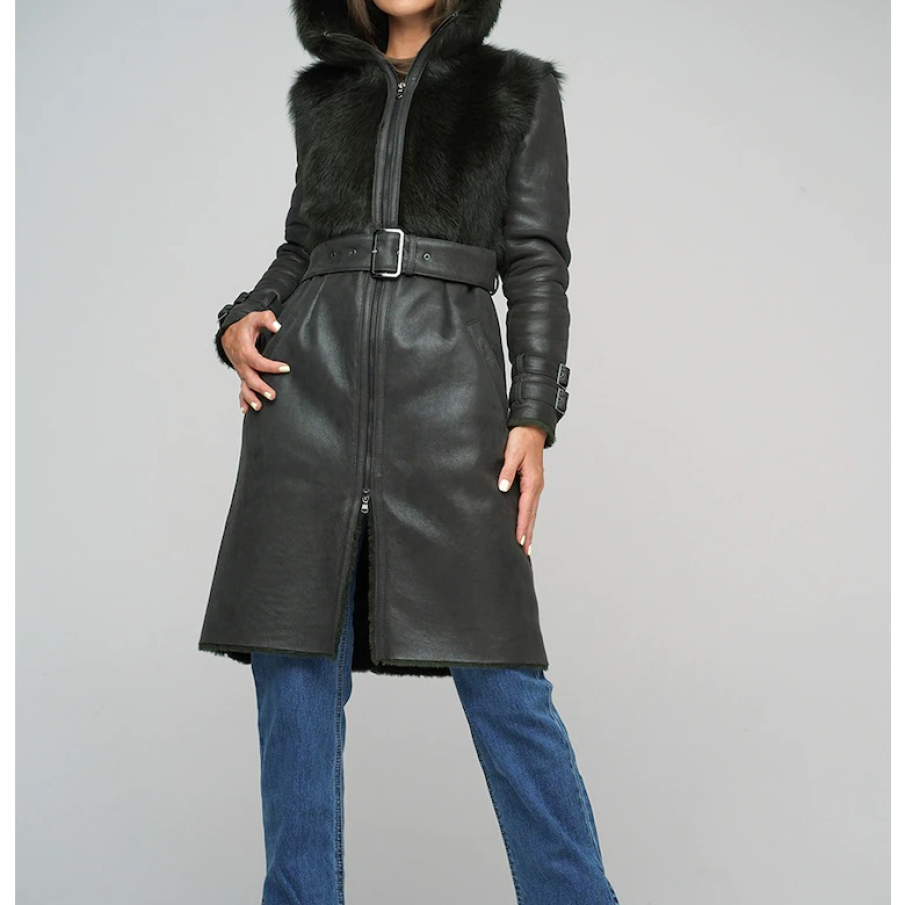 Palton din piele de la A&A Vesa, cu glugă și curea în talie, decorat cu blană pentru un aspect deosebit 
