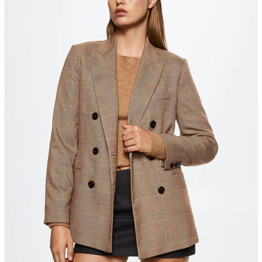 Sacou în carouri în nuanță de maro latte. Are două rânduri de nasturi și croială regular fit.