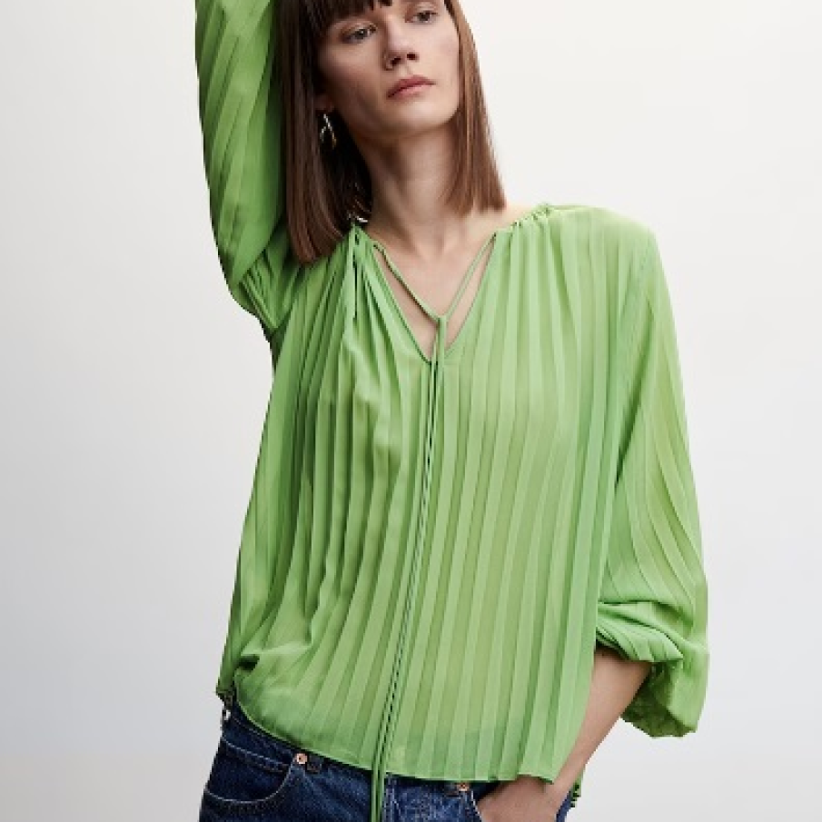 Bluză vernil plisată de la Mango, cu un minidecolteu în V, și o alură de eleganță 