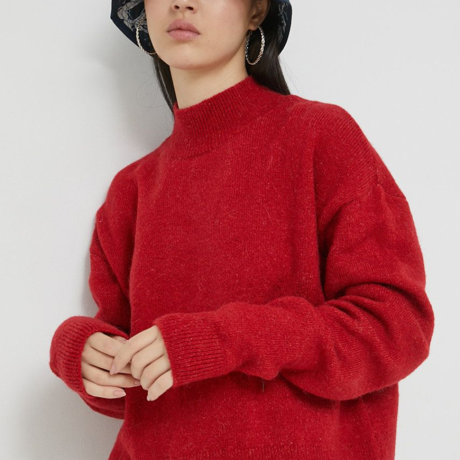 Pulover Superdry lejer și modern, tip turtleneck sau helancă, cu linia umerilor lăsată. Este confecționat din tricot de grosime medie.