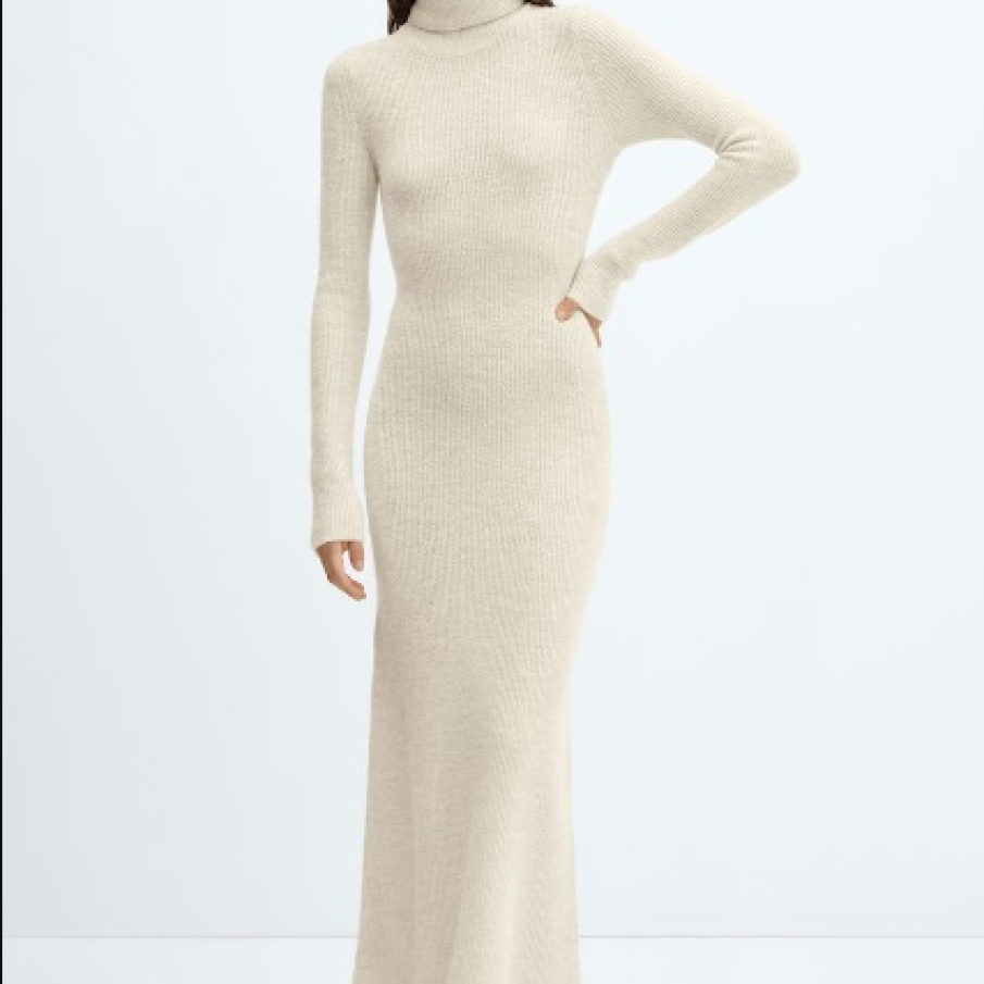 Rochie bej deschis maxi din tricot cu guler înalt și mâneci lungi, călduroasă și perfectă pentru a ieși în evidență în această iarnă 