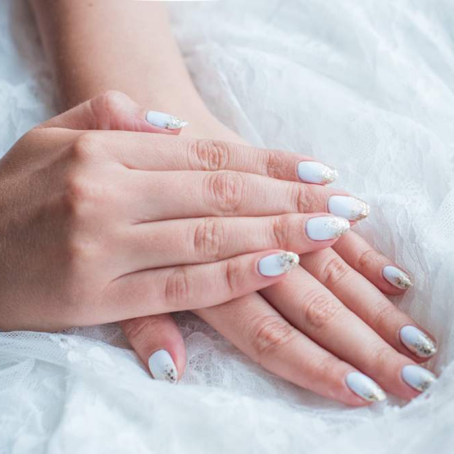 Unghiute de mireasa cu varfurile scufundate in sclipici auriu