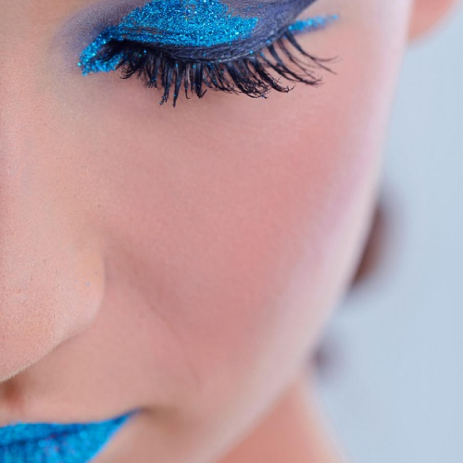 Make up futurist creat prin imbinarea a doua tonuri de albastru