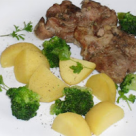 Ceafa de porc la tava cu broccoli si cartofi: