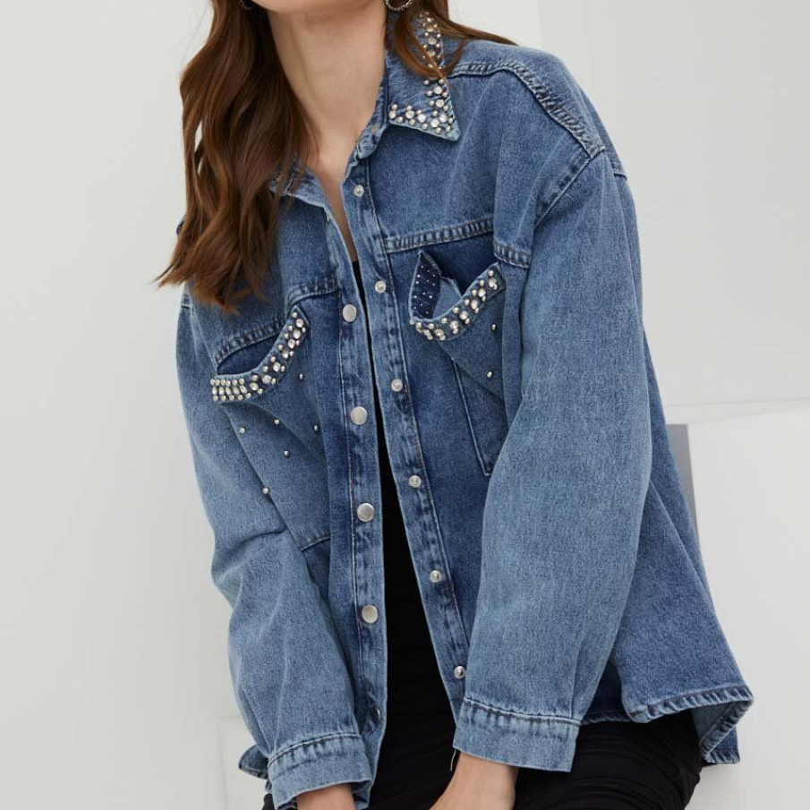 Geacă din colecția Answear Lab confecționată din denim confortabil și având linia umerilor lăsată. În dreptul buzunarelor și al gulerului este decorată cu ștrasuri
