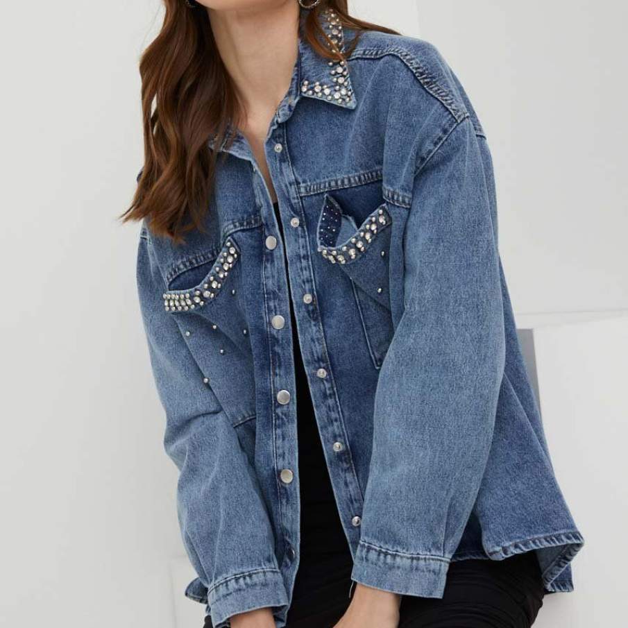 Geacă din colecția Answear Lab confecționată din denim confortabil și având linia umerilor lăsată. În dreptul buzunarelor și al gulerului este decorată cu ștrasuri