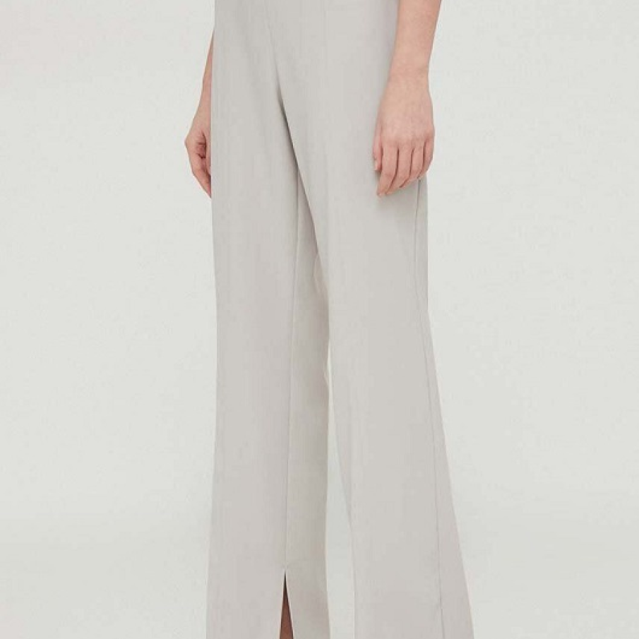 Pantaloni din colecția Calvin Klein confecționati din material ușor elastic care asigură confort și libertate de mișcare, cu fante în partea inferioară a pantalonilor 