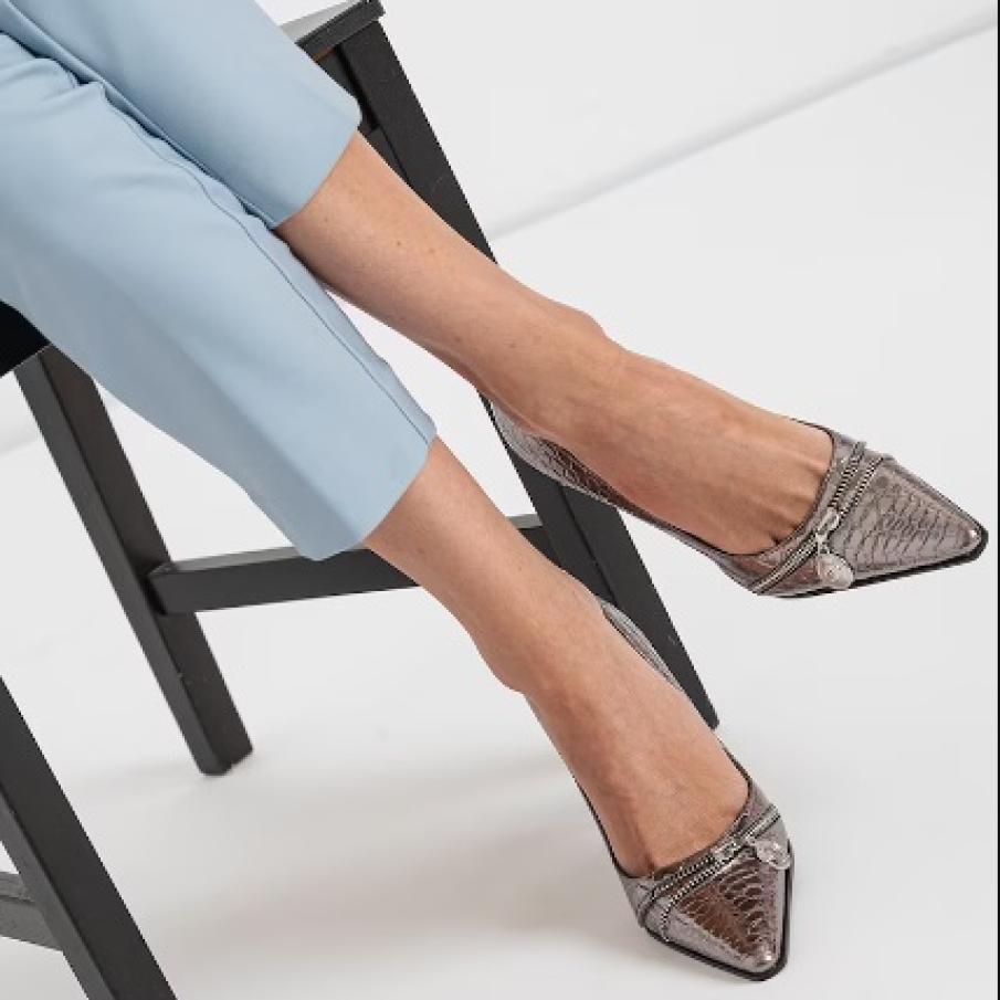 Pantofi cu aspect de piele de crocodil și toc înalt, cu detaliu metalic, semnați Versace Jeans Couture
