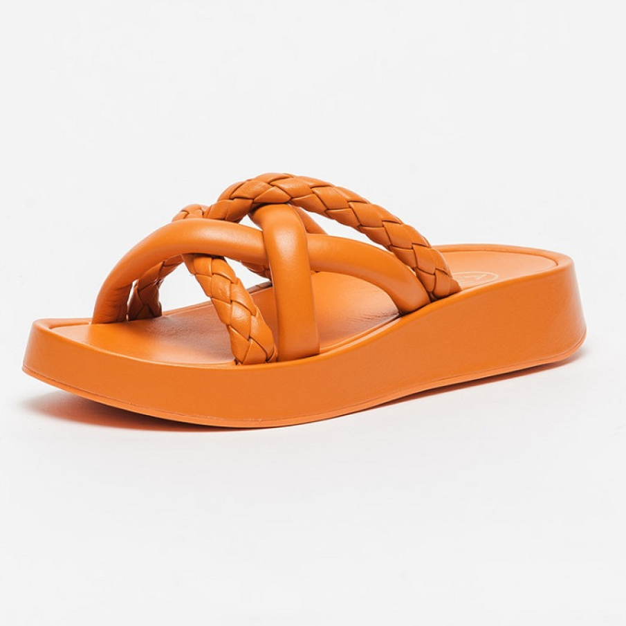 Papuci de piele în nuanță de oranj mandarină, cu barete încrucișate împletite și pufoase