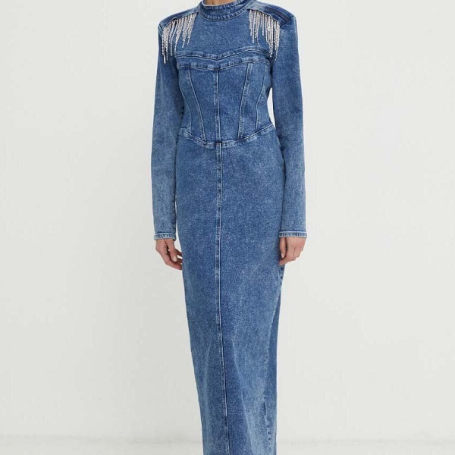 Rochie maxi statement, din material de jeans, cu cusături ce pun în evidență talia și cu elemente decorative curgătoare la nivelul umerilor. Spatele este dezgolit parțial pentru un look senzual  