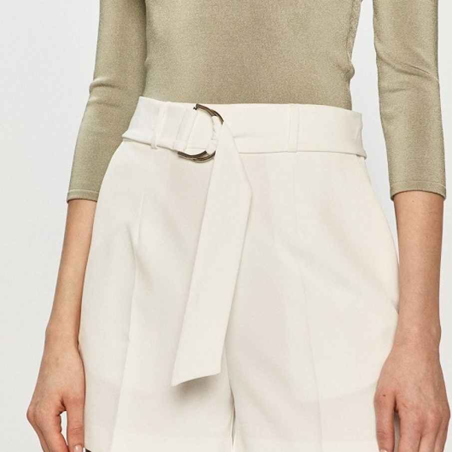 Pantaloni scurți albi de la Guess cu talie înaltă și curea în talie. Pot fi purtați chiar și cu sandale elegante cu toc. 