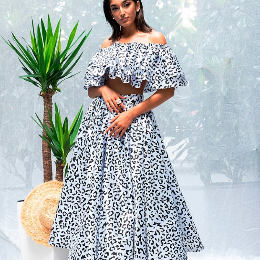 Un compleu superb animal prinț semnat MIAU by Clară Rotescu. Fusta este midi, amplă, în cloș, iar topul este stratificat, cu volane, lăsând umerii dezgoliți. 