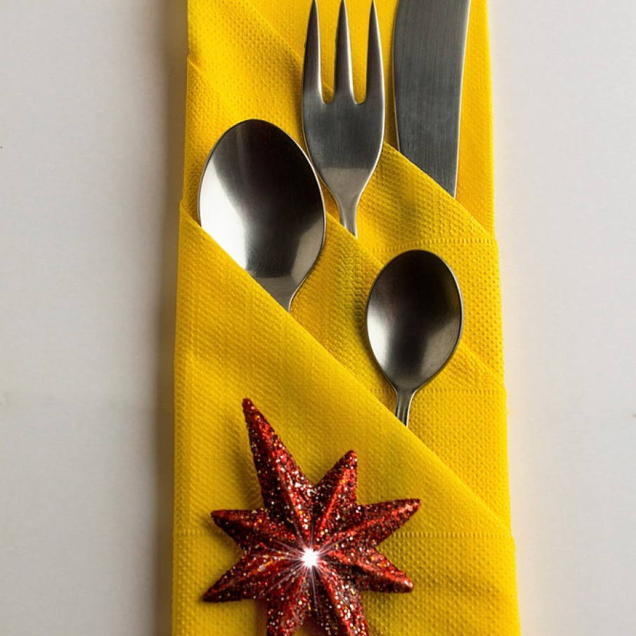 Servețel împăturit în mod clasic, elegant, perfect pentru masa de Crăciun și de Revelion