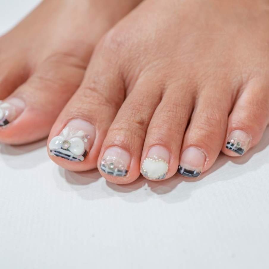 Pedichiură 3D în alb și negru, cu funde decorative aplicate