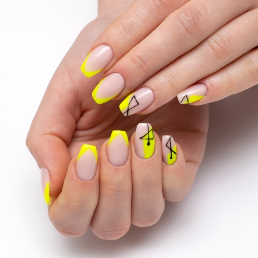 Manichiura frantuzeasca neon cu puncte si dungi care creeaza un pattern geometric 