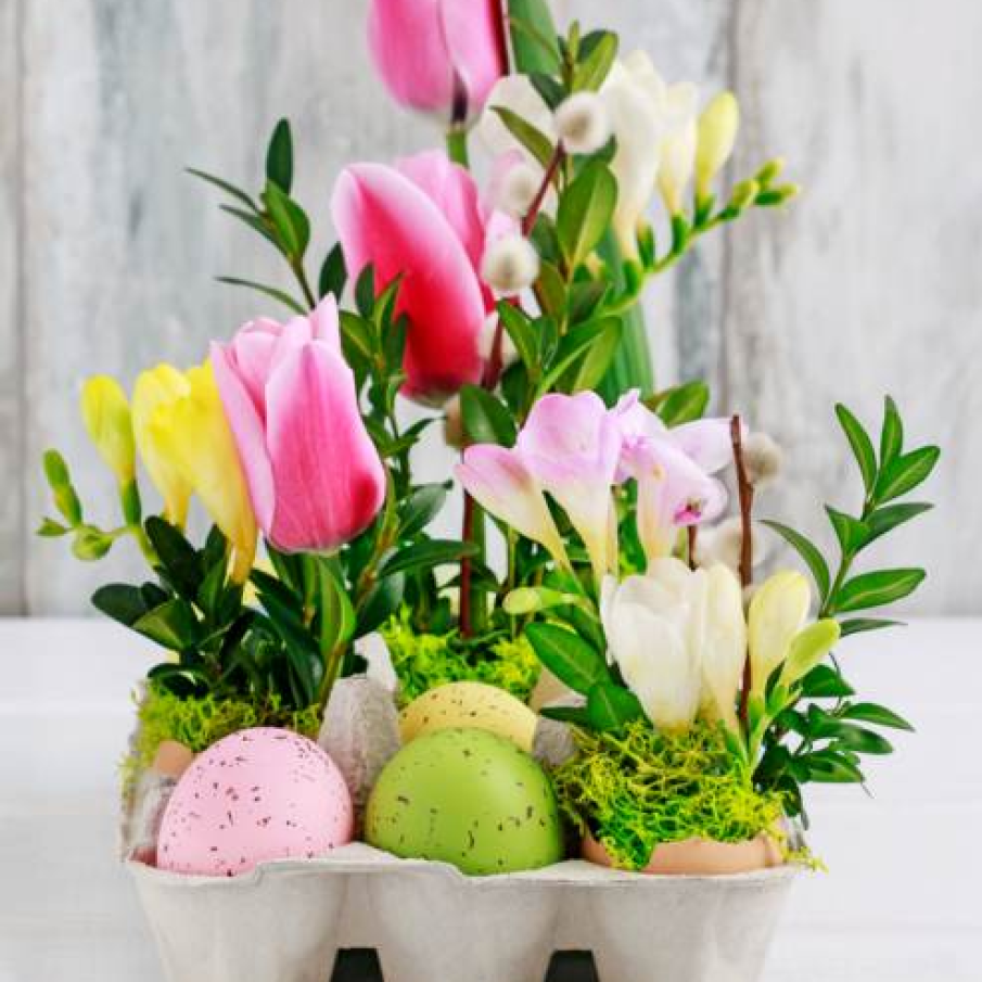 Aranjament floral cu oua vopsite, lalele, frezii si ramurele de merisor