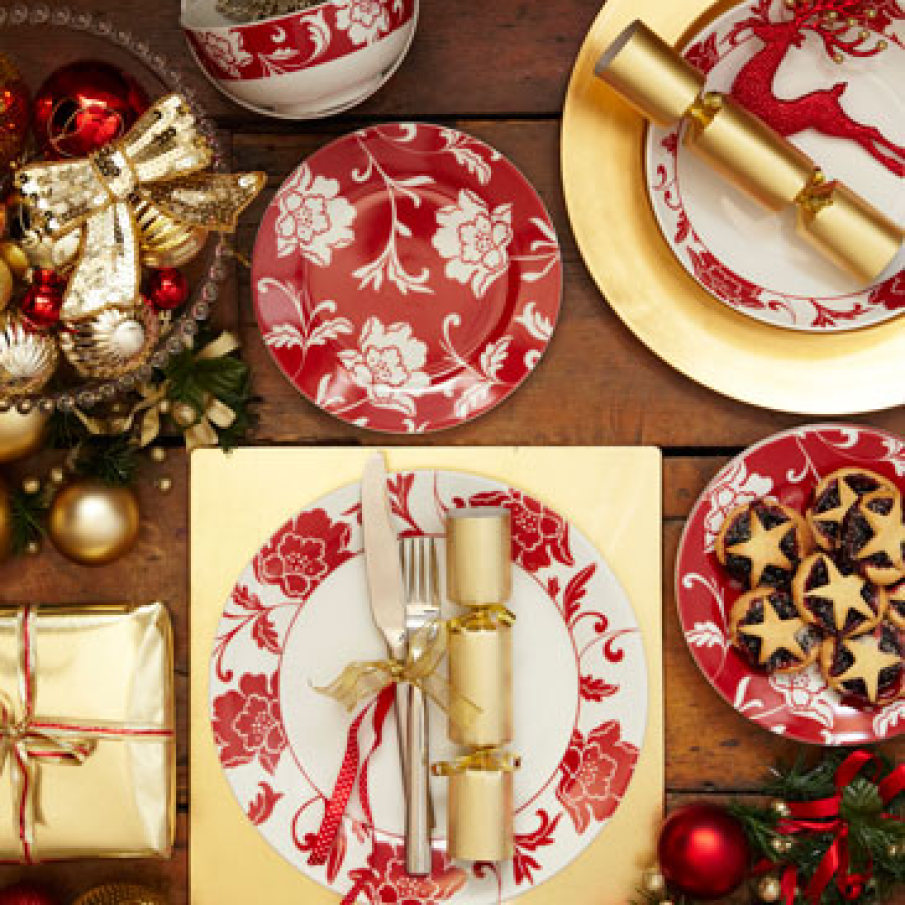 Aranjament masa in rosu si auriu