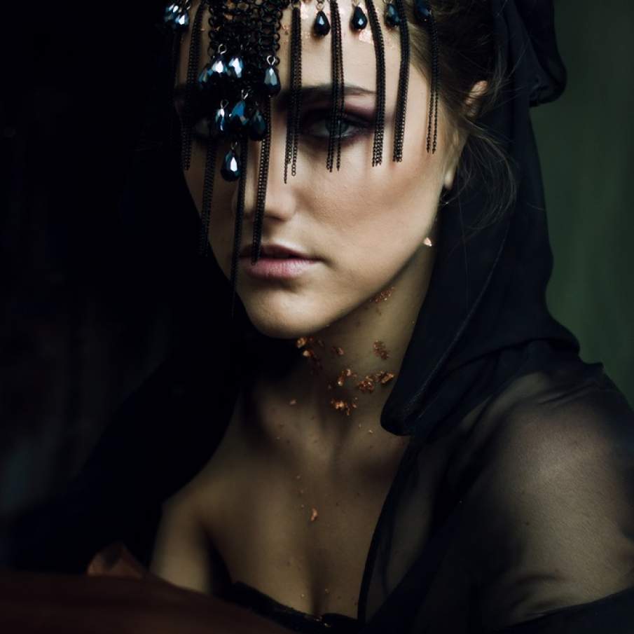 Bijuterie de lux ce lasă privirea să fie descoperită parțial, pentru un plus de mister și seducție