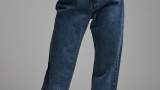Blugi drepți stil baggy, într-o nuanță de albastru indigo. Au talie înalțată și pantalonul de croială amplă.