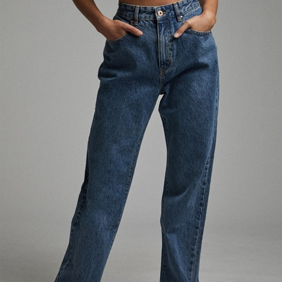 Blugi drepți stil baggy, într-o nuanță de albastru indigo. Au talie înalțată și pantalonul de croială amplă.