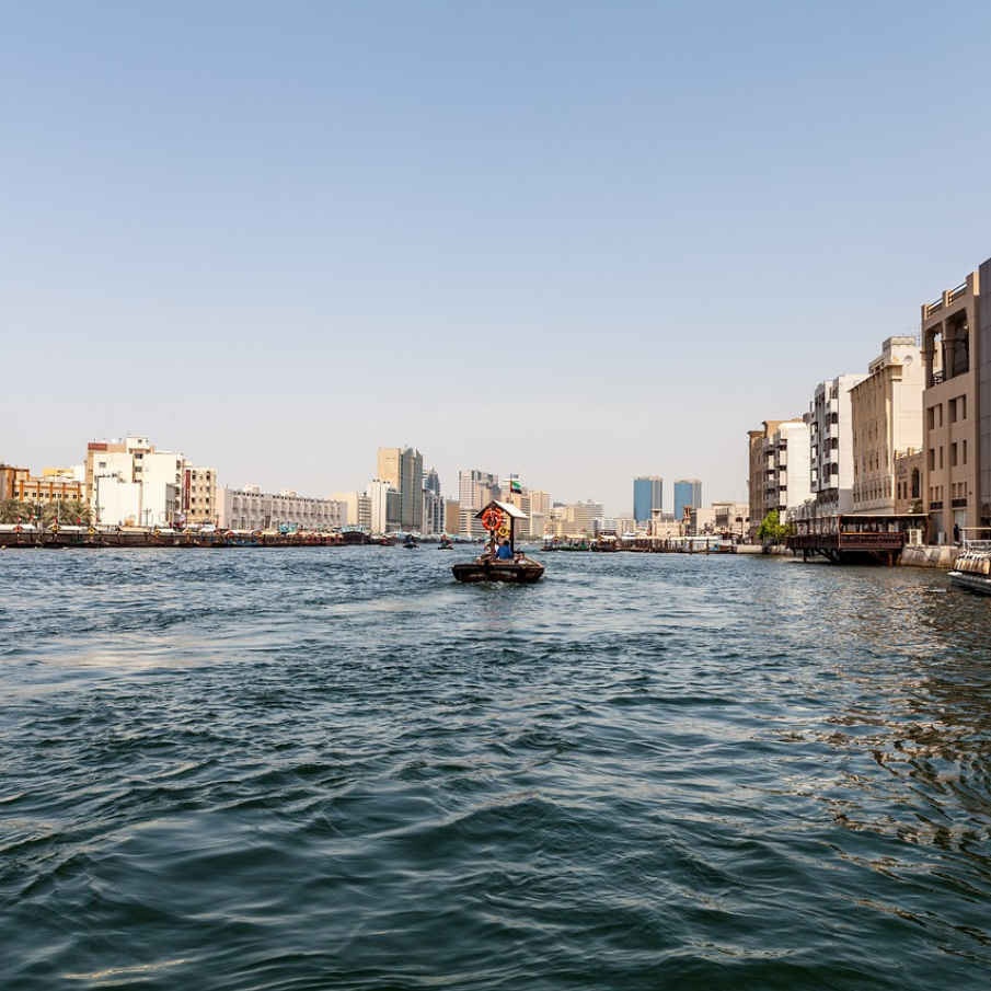 Dubai Creek și plimbarea cu Abra – barca tradițională