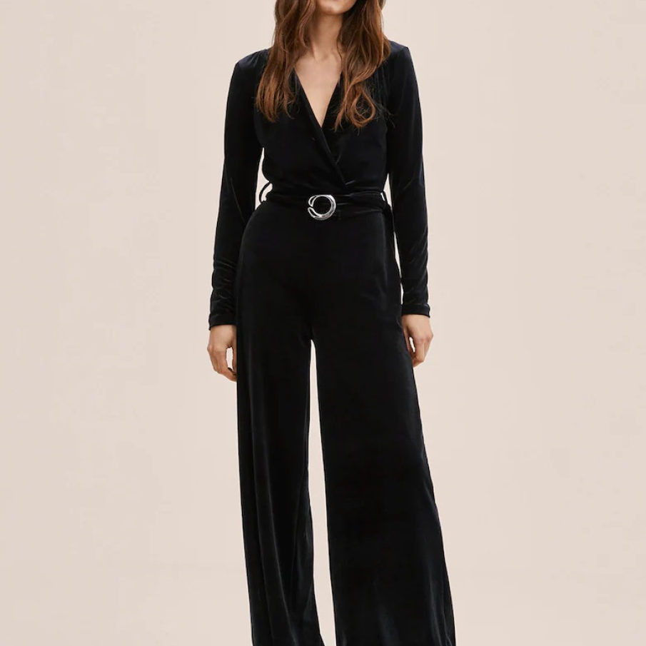 Salopetă de catifea dreaptă și elegantă, cu decolteu în V, de la Mango. Se potrivește de minune cu o pereche de încălțăminte elegantă, cu toc.  