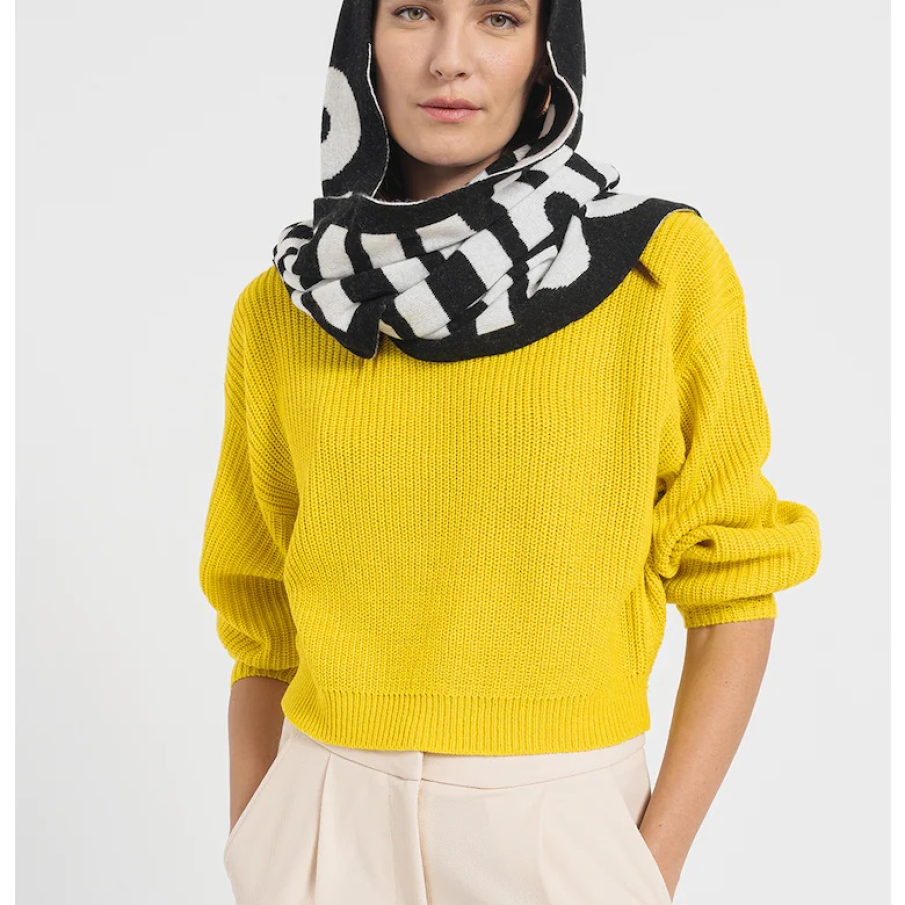 Eșarfă cu imprimeu logo, în alb și negru, și glugă pentru protecție împotriva vântului