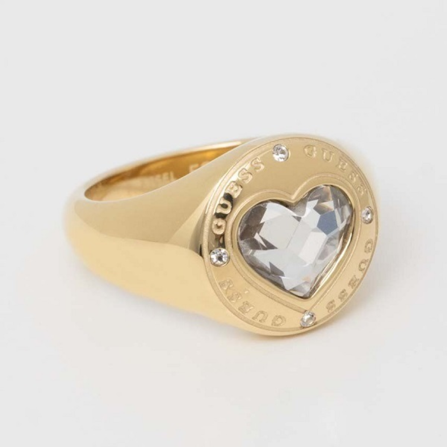 Inel auriu tip sigiliu din colecția Guess, cu o piatră mare și transparentă care pune în evidență sigiliul inelului 