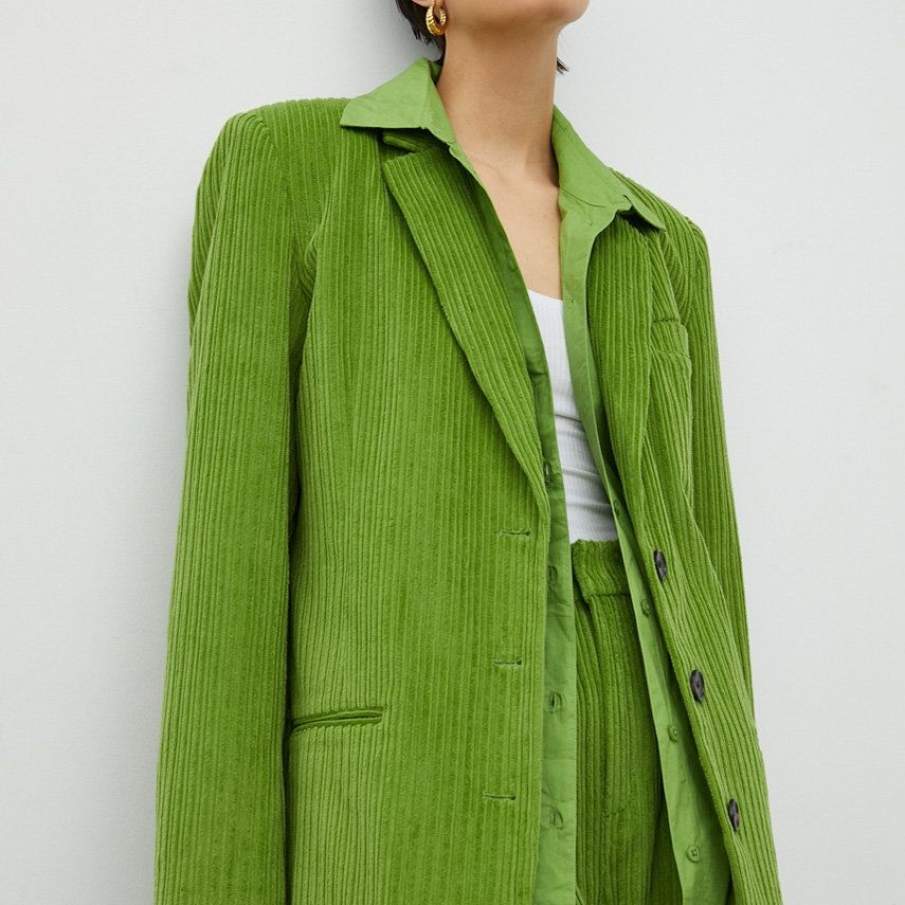 Sacou verde praz din colecția Gestuz, confecționat din catifea și cu un singur rând de nasturi 