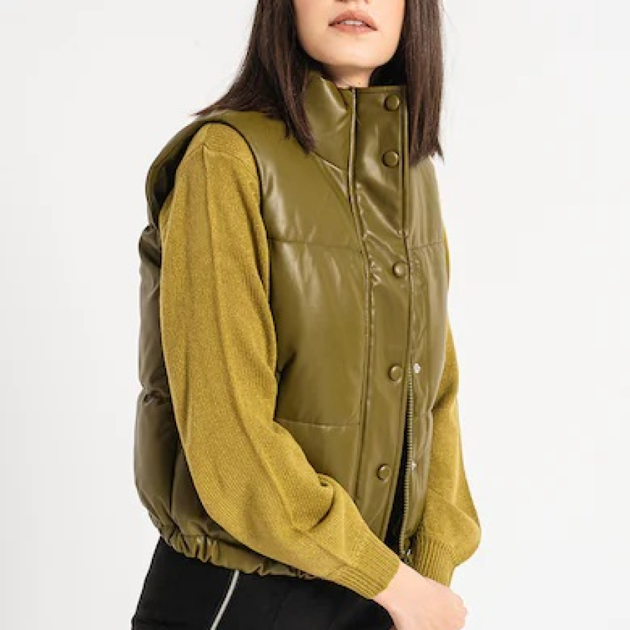 Vestă scurtă matlasată JdY, de piele ecologică, în nuanță de verde militar. Are închidere cu fermoar.