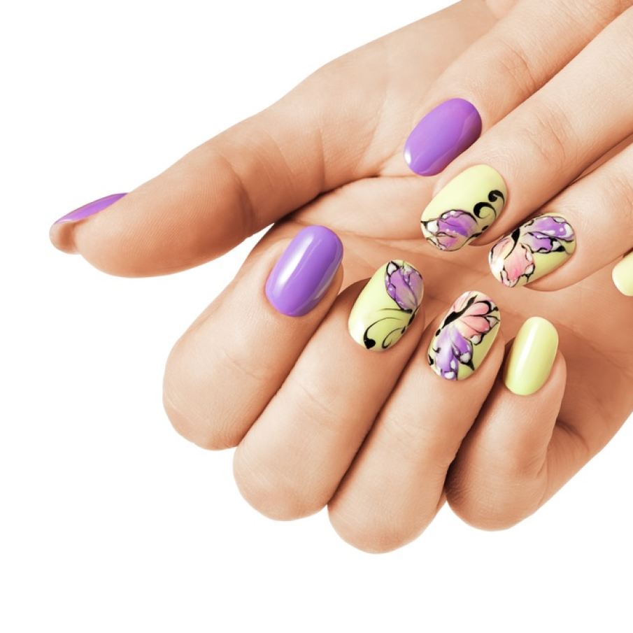 Fluture in zbor: Manichiura inceputa pe o unghie, care se continua pe cealalta