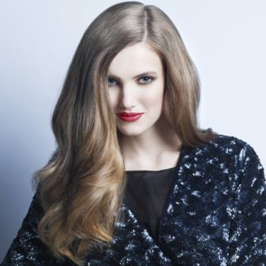 ACUM: Femeia sofisticata