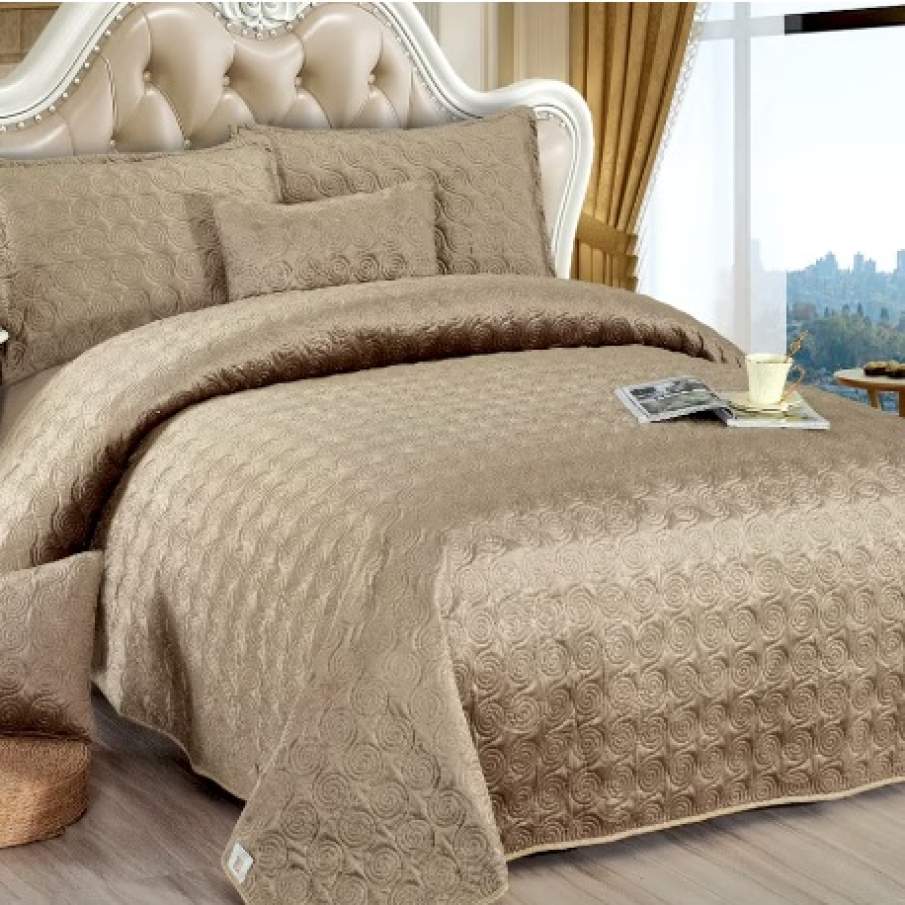 Set cuvertură din catifea bej uni matlasată, formată din 5 piese, dedicată unui pat de 2 persoane. Cuvertura are dimensiunea de 220x240 cm