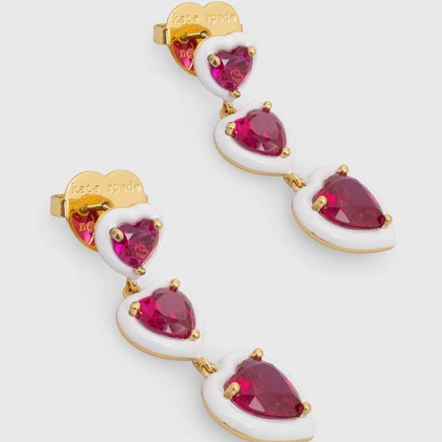 Cercei din colecția Kate Spade confecționați din metal și zirconiu cubic în formă de inimioare și în nuanță de mov seducător 