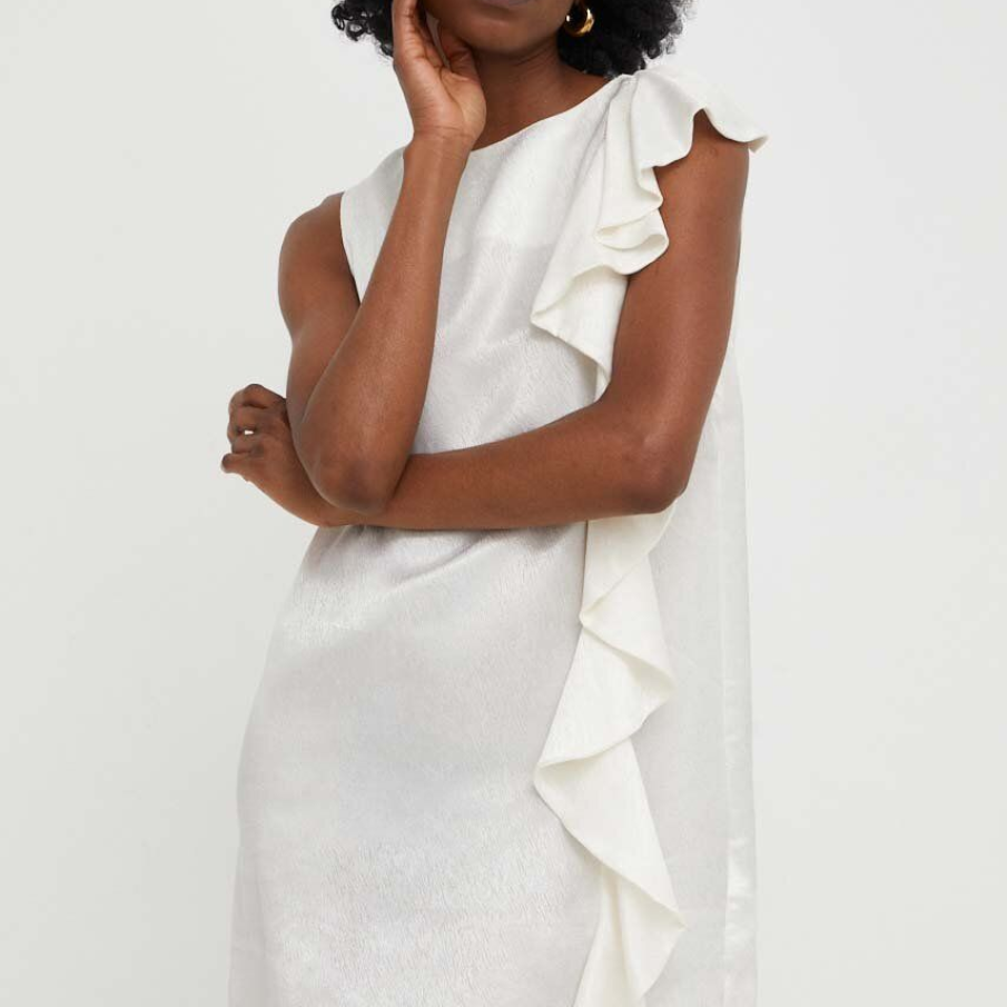 Rochie subțire din colecția Answear Lab realizată din țesătură satinată, cu volane decorative dispuse lateral de-a lungul rochiei 