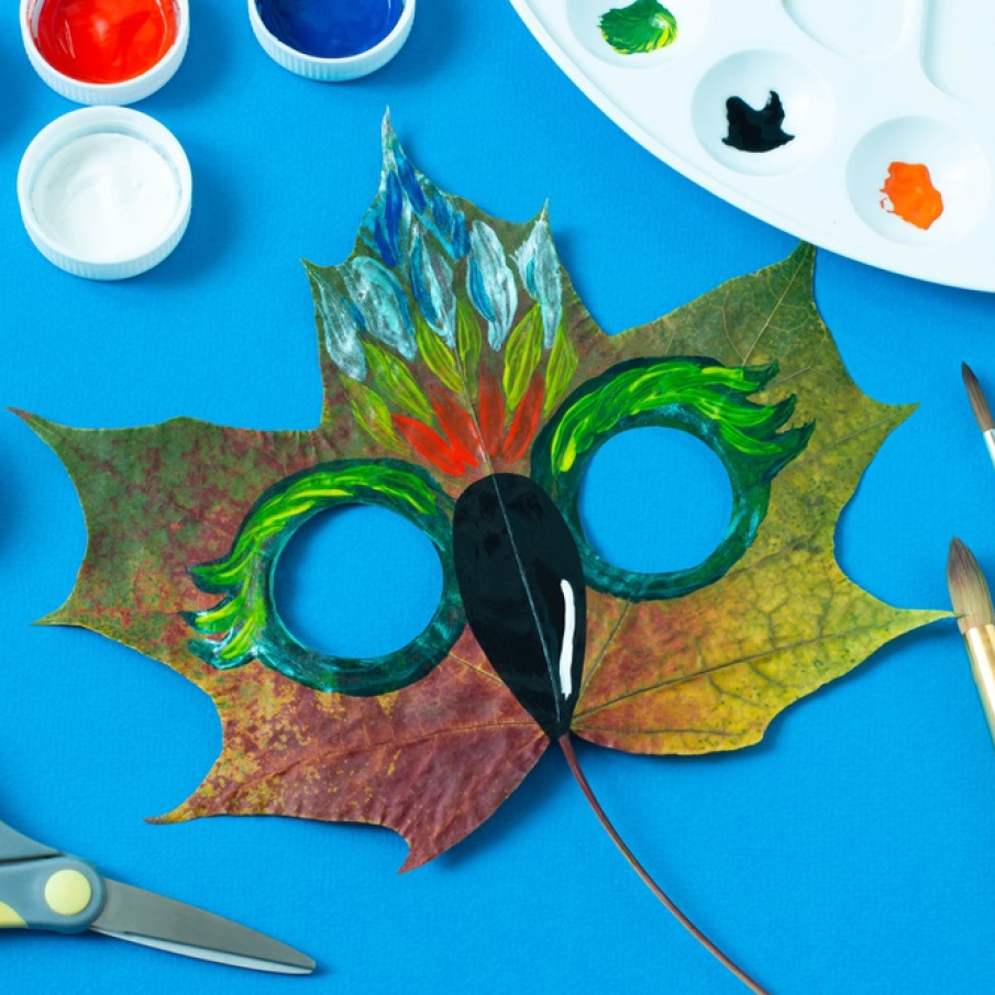 Masca Papagal, pictată pe o frunză de arțar, pentru petrecerile sau carnavalurile pentru copii 