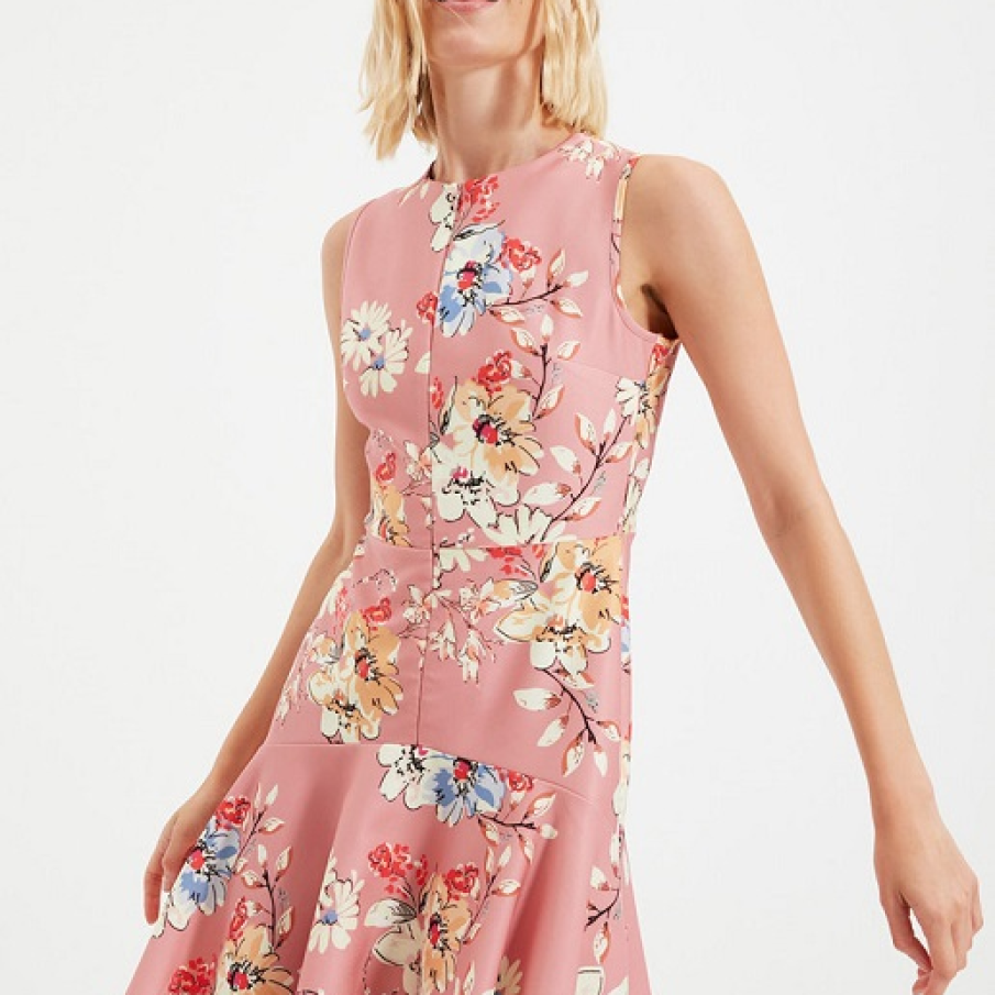 Rochie mini evazată Trendyol ce amintește de culoarea roz și delicată a florilor de cireș sakura. 
