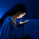 Un nou studiu sugerează că miopia ar fi cauzată de lumina slabă din interior, mai mult decât de expunerea la ecrane