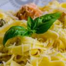 Tagliatell Alfredo cu somon si capere