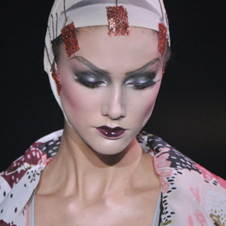 Sprancene dramatic exagerate, negru suprapus peste violet