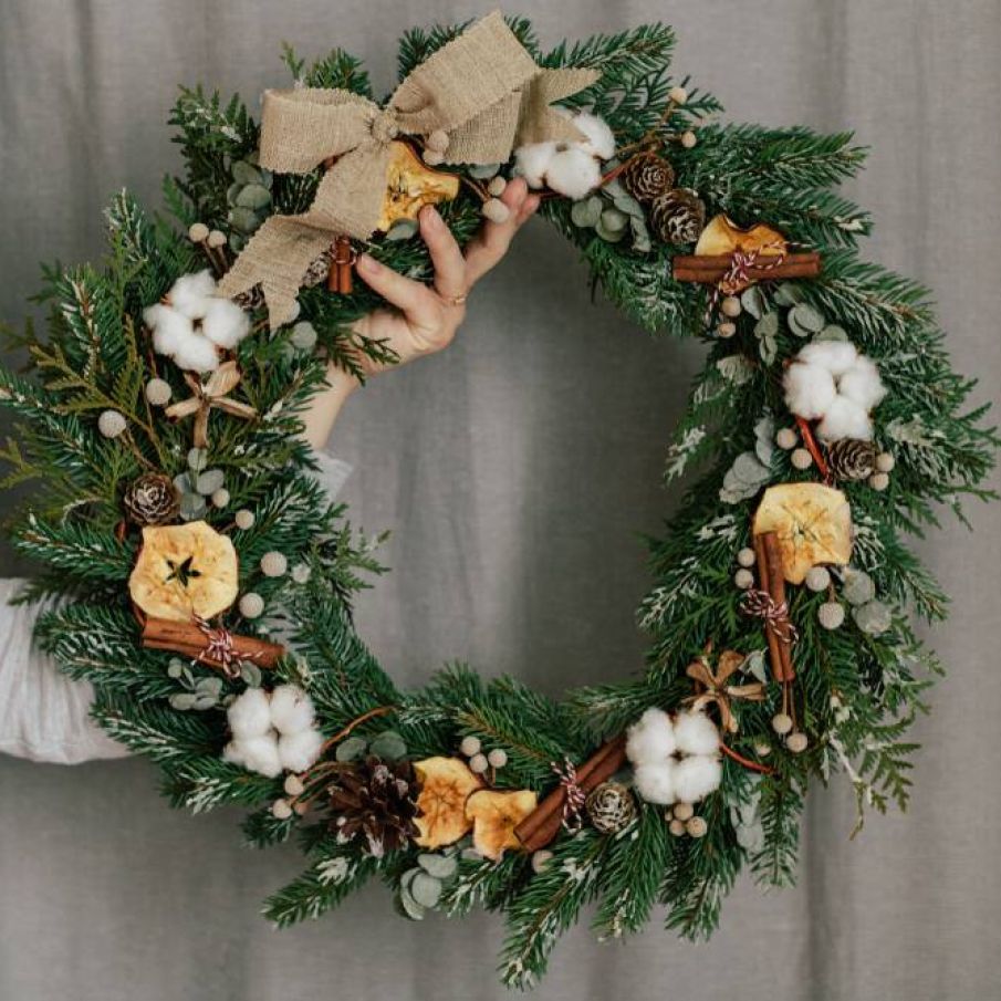 Coronita handmade cu mere uscate, flori de bumbac si batoane de scortisoara