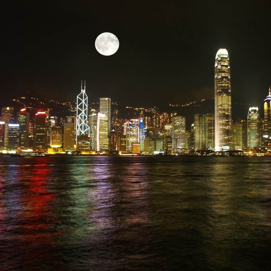 Reflexia lunii in apele care inconjoara Hong Kong formeaza un peisaj urban aproape magic