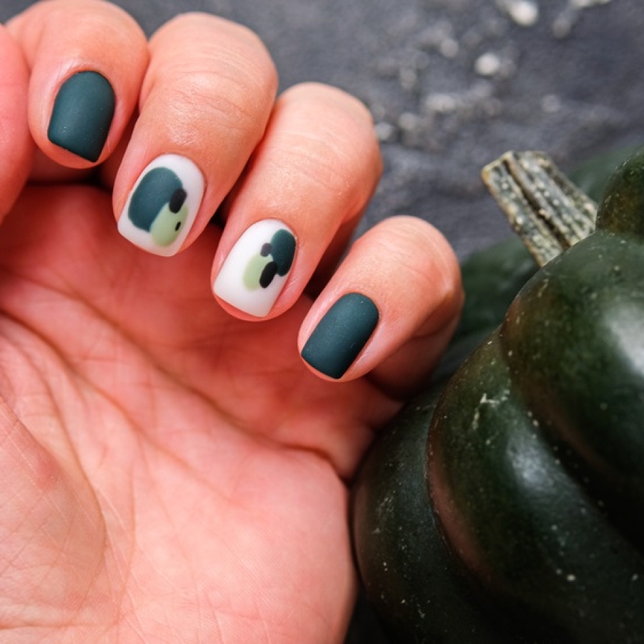 Pete abstracte pe unghii