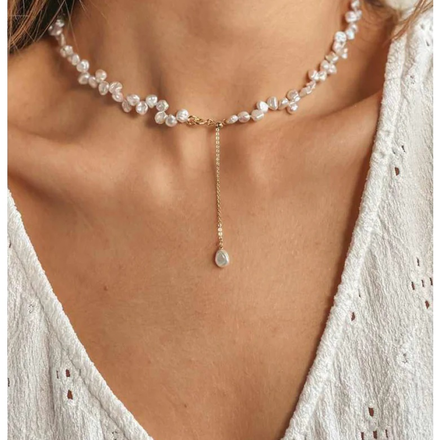 Colier Indira la baza gâtului, de argint placat cu aur de 14K și perle naturale. Are un minilănțic suspendat