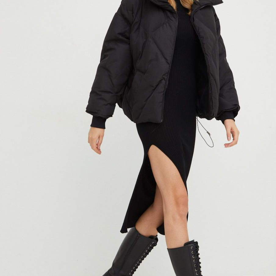 Geacă neagră supradimensionată din colecția Answear Lab, cu guler ridicat și două buzunare laterale