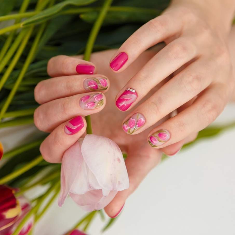 Lalele pestrite si in natura, si pe unghiute 