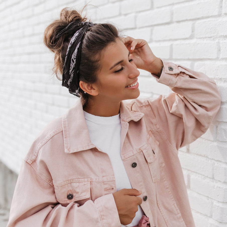 Vă puteți prinde oricând părul în creștetul capului pentru o ieșire în oraș, accesorizându-l cu o eșarfă de păr de efect