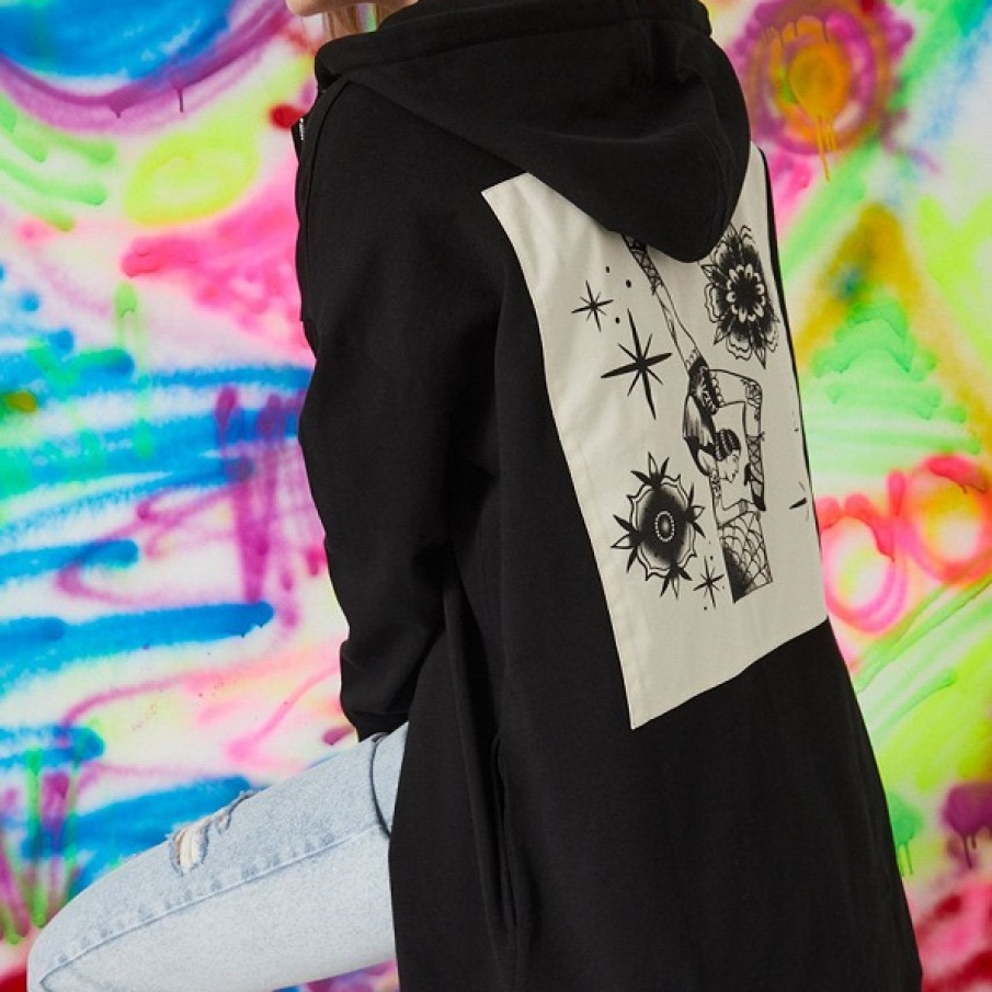 Hanorac negru, lung, de bumbac, cu glugă nedetașabilă și imprimeu pe spate 