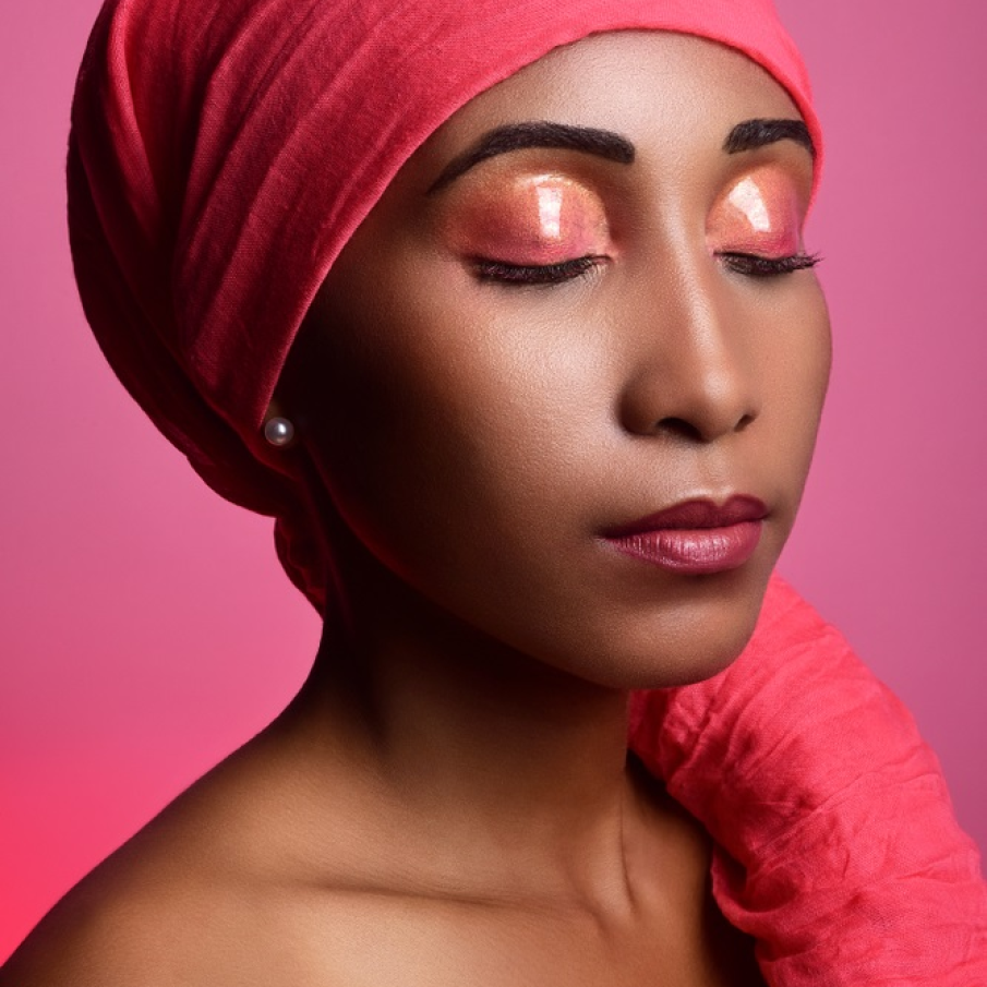 Pleoape acoperite de farduri colorate, glossy