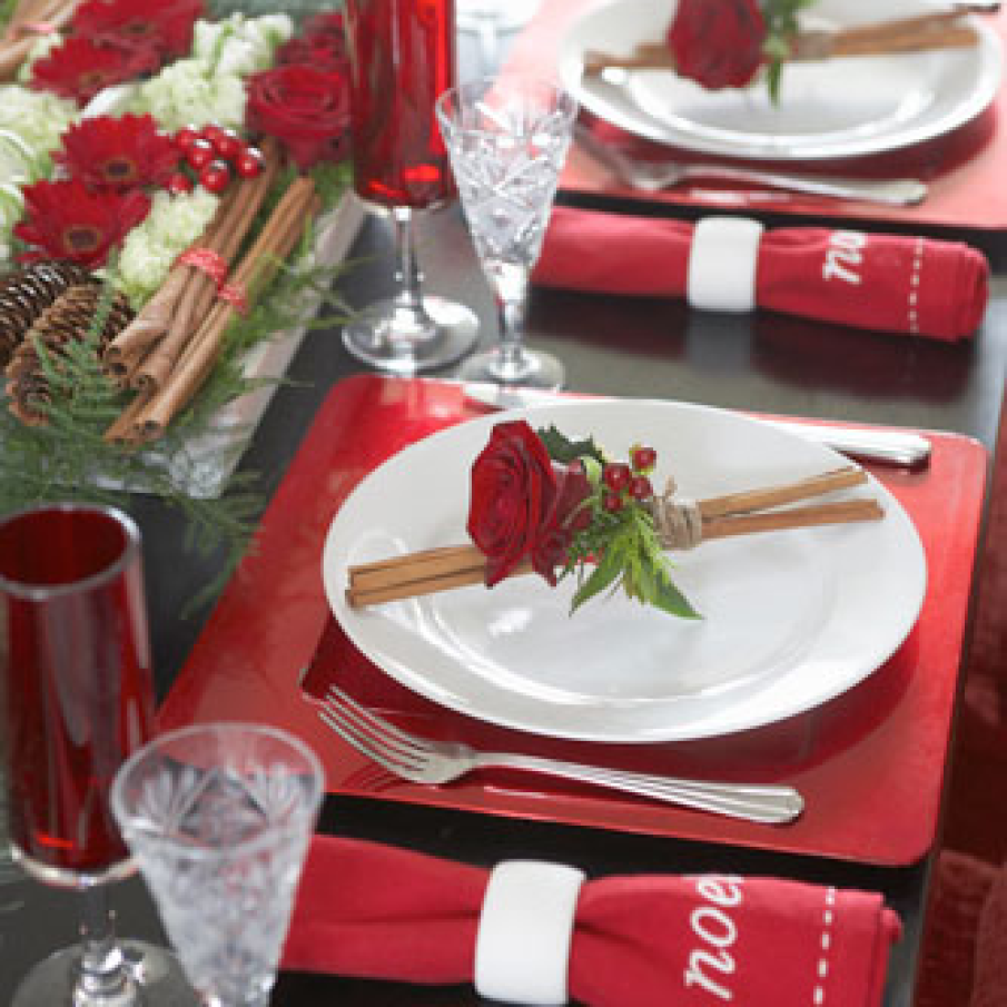 Aranjament masa in rosu si alb